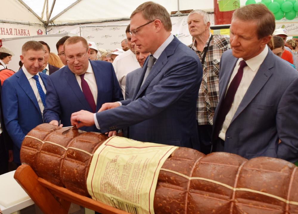 Губернатор оценил самую большую колбасу в Омске от «Сибколбас»